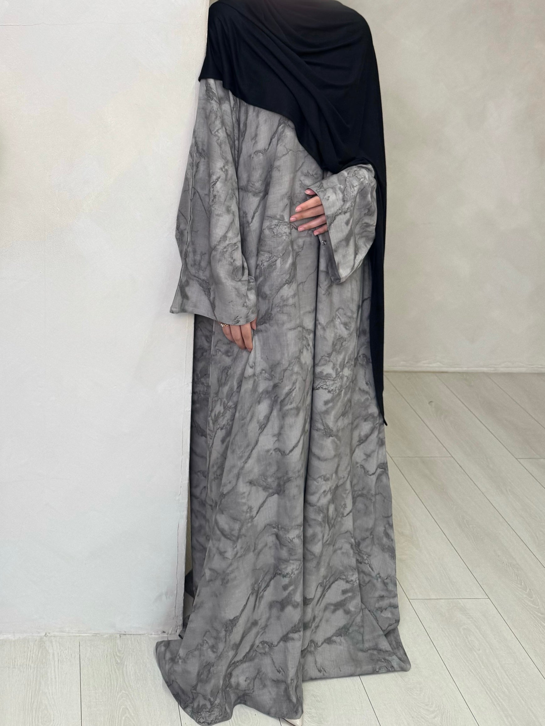Allas closed Abaya