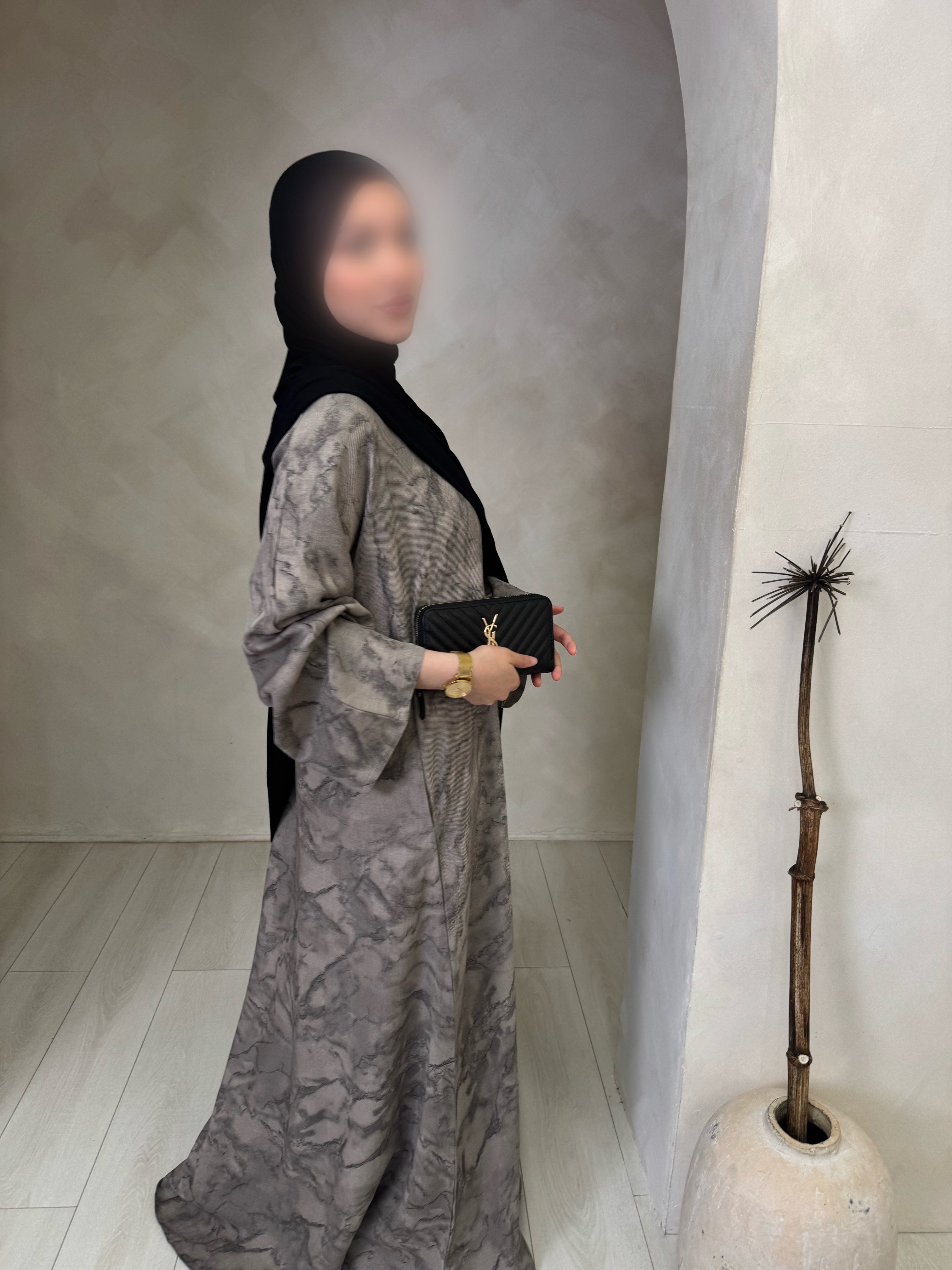Allas closed Abaya
