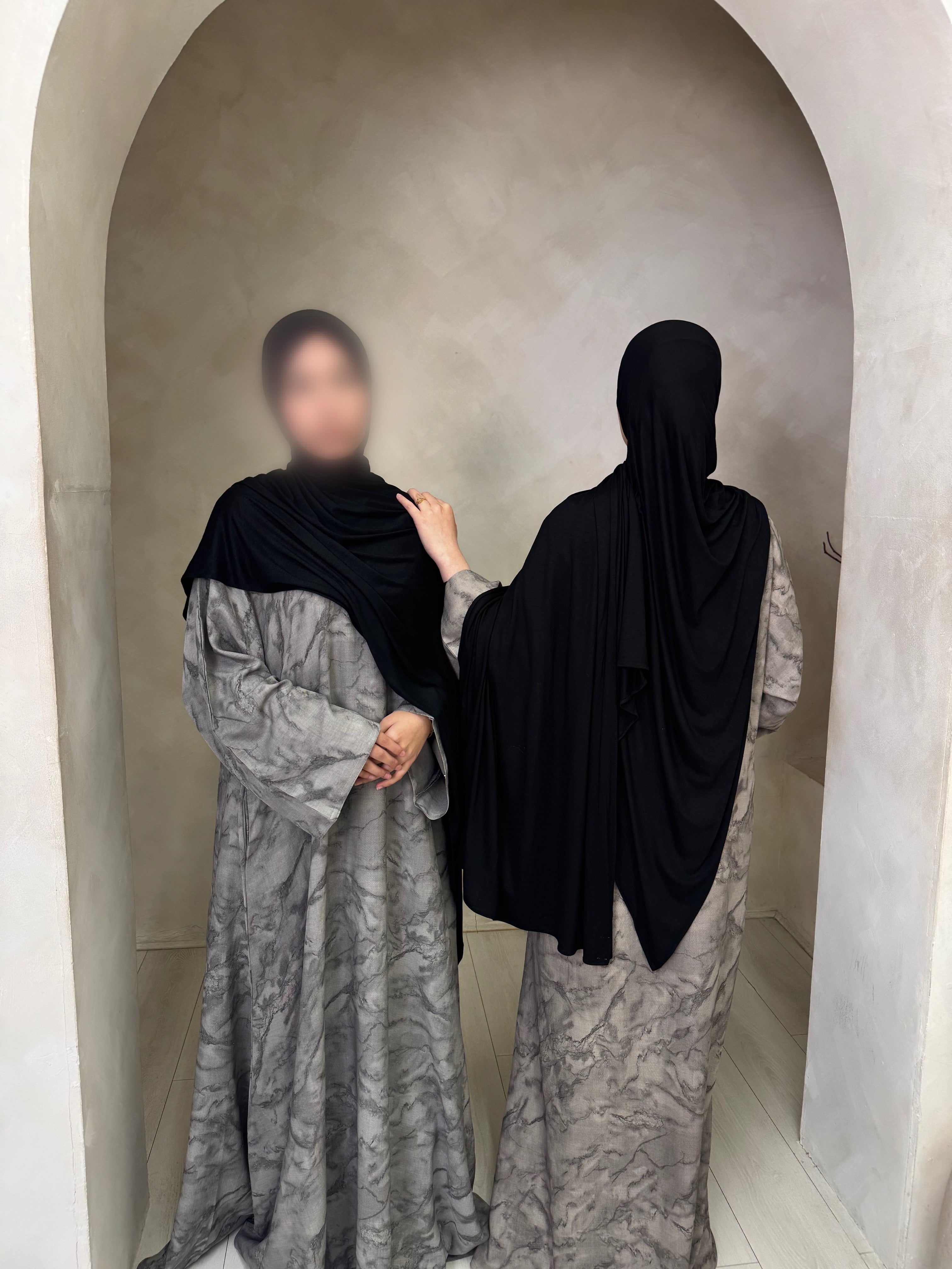 Allas closed Abaya