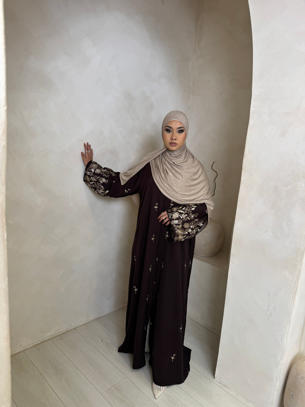 Arora Bloom Nida open abaya - Deep Truffle