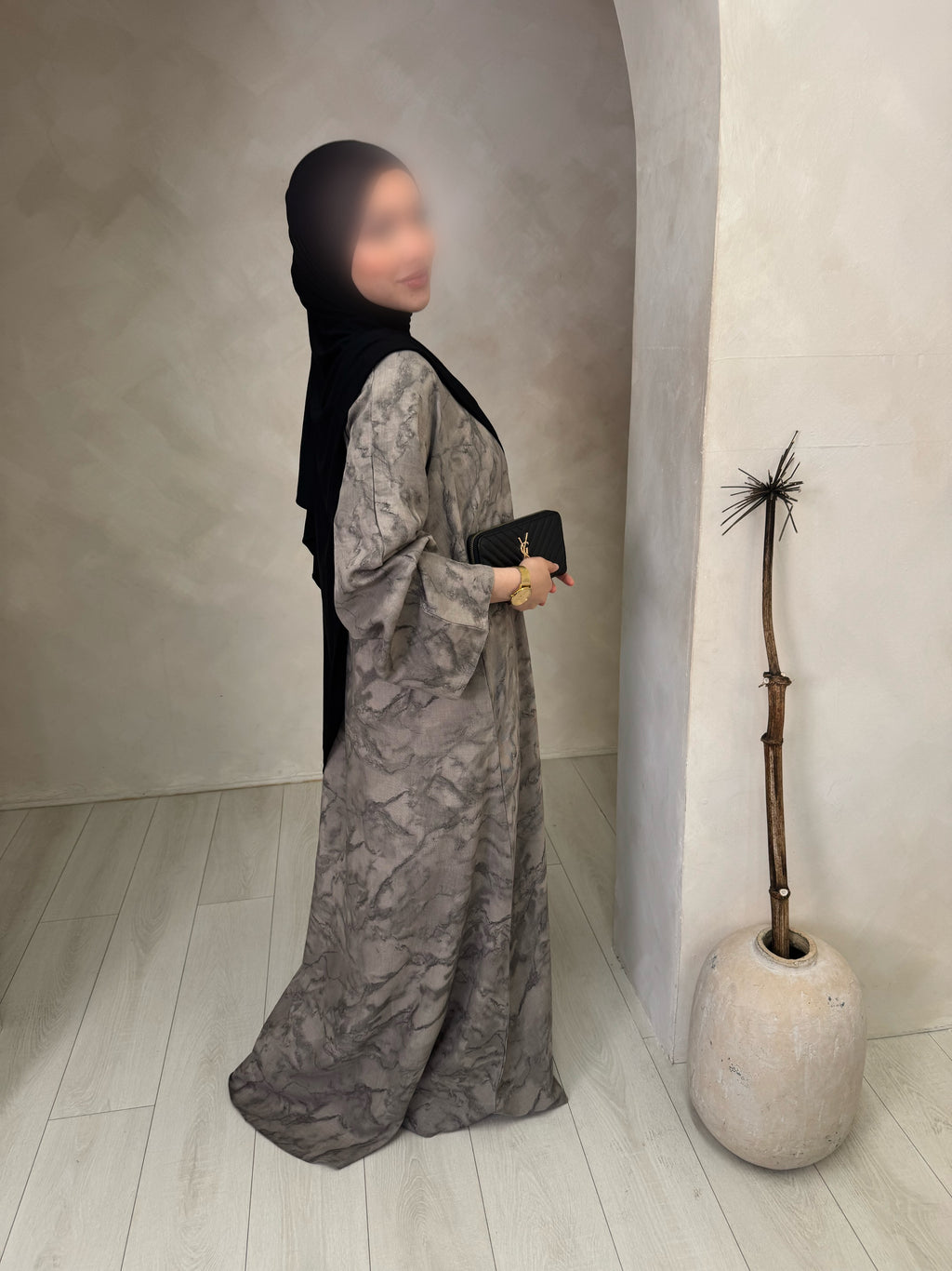 Allas closed Abaya